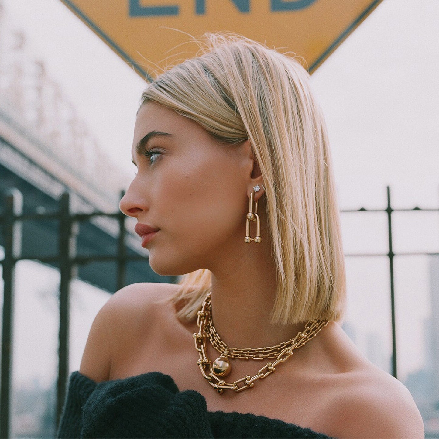 18K Gold U Shape Chain Stud Earring