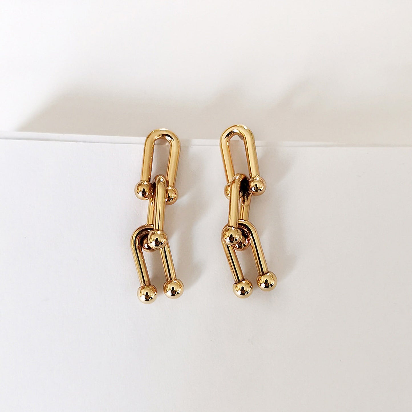 18K Gold U Shape Chain Stud Earring